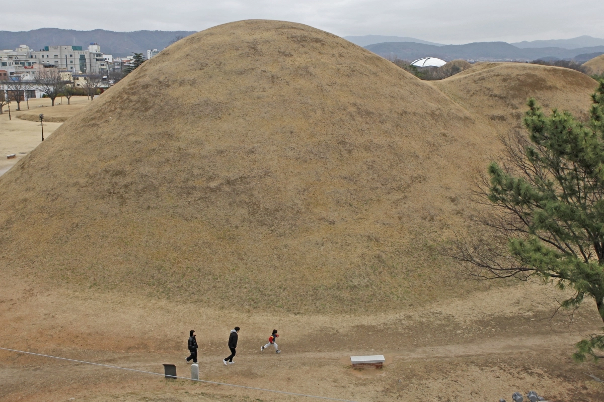 경북 경주시 노서리고분군의 134호 고분은 남북 길이 82.8m, 높이 18m로 높이만 마총의 5배에 가깝다.