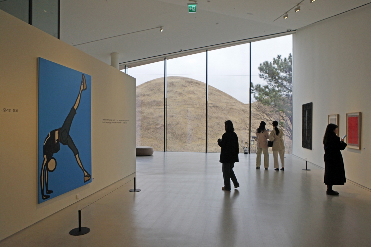 오아르미술관 왼편에는 줄리안 오피의 ‘사라, 브릿지 다리 들기’가, 오른편에는 박서보의 ‘묘법’이, 정면에는 134호 고분이 한 폭의 그림처럼 자리한다.