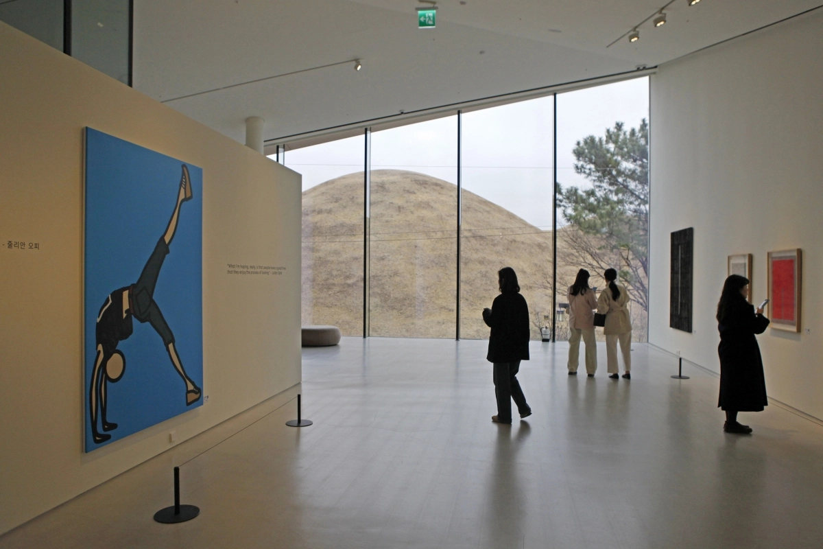 오아르미술관 왼편에는 줄리안 오피의 ‘사라, 브릿지 다리 들기’가, 오른편에는 박서보의 ‘묘법’이, 정면에는 134호 고분이 한 폭의 그림처럼 자리한다.