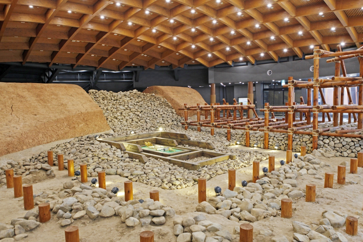 노서리 고분군 금관총은 목재를 엮어 틀을 세우고 촘촘히 돌을 채워 쌓은 돌무지덧널무덤 토목 방식을 전시한다.