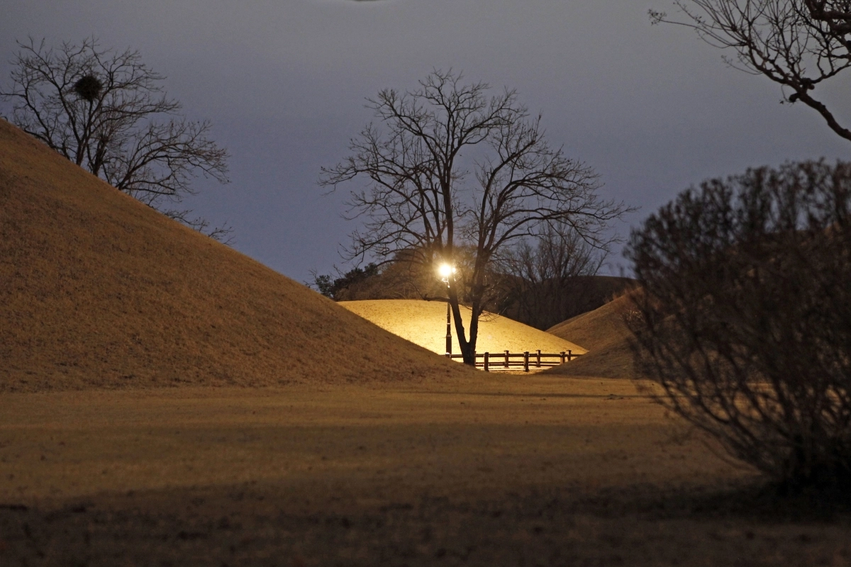 대릉원은 천마총 내부를 제외하면 무료입장이다. 오후 10시까지 개방해 밤 산책을 즐기기에 좋다.