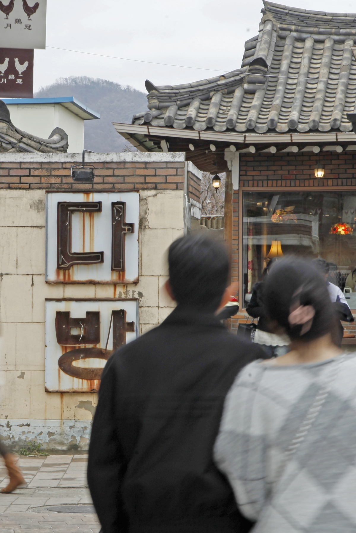 경주 노서리고분군과 노동리고분군 그리고 대릉원을 잇는 황리단길은 낡은 골목의 정취가 매력만점이다.