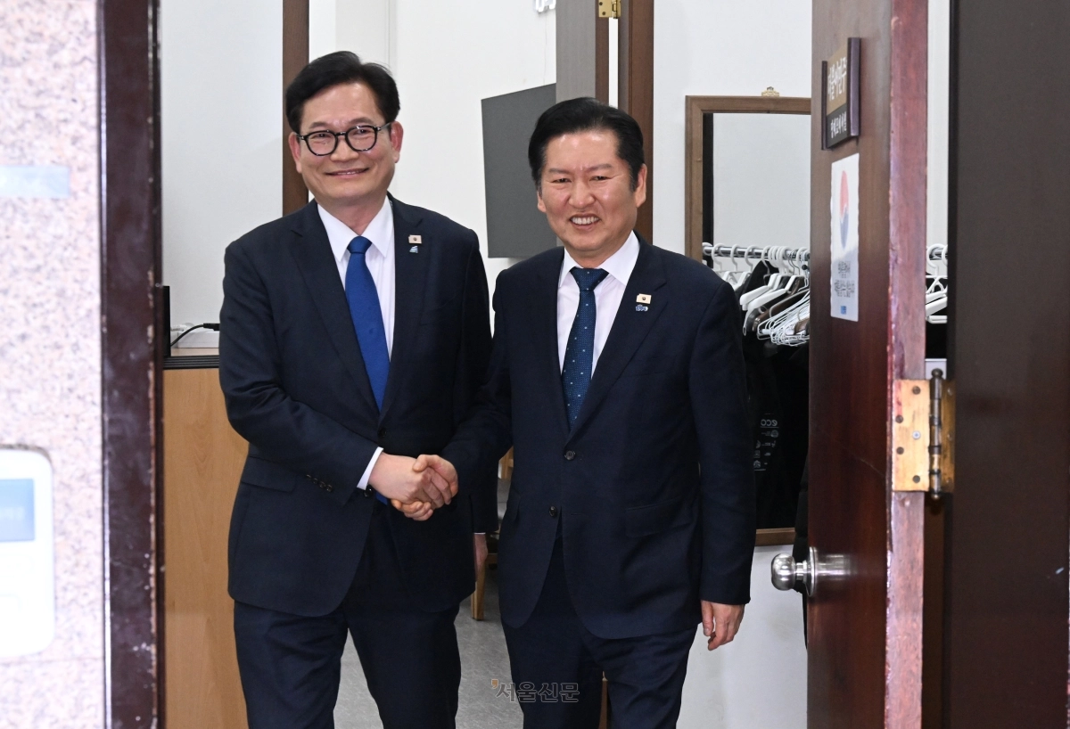 정청래(오른쪽) 더불어민주당 대표가 5일 국회에서 무죄 확정 후 복당한 송영길 전 민주당 대표와 처음 면담한 뒤 웃으며 악수하고 있다. 안주영 전문기자