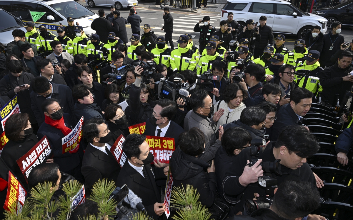 국민의힘 의원들이 5일 서울 종로구 청와대 사랑채에서 열린 현장 의원총회를 마치고 손팻말을 든 채 청와대 방향으로 이동하던 중 경찰의 제지를 받아 멈춰서 있다. 이지훈 기자