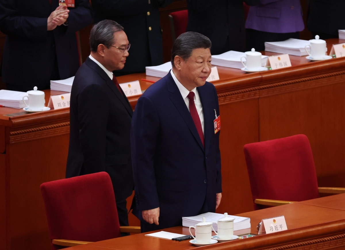 시진핑(앞) 중국 국가주석과 리창 총리가 5일 베이징 인민대회당에서 열린 전국인민대표대회(전인대) 개막식에 참석하고 있다.  베이징 EPA 연합뉴스