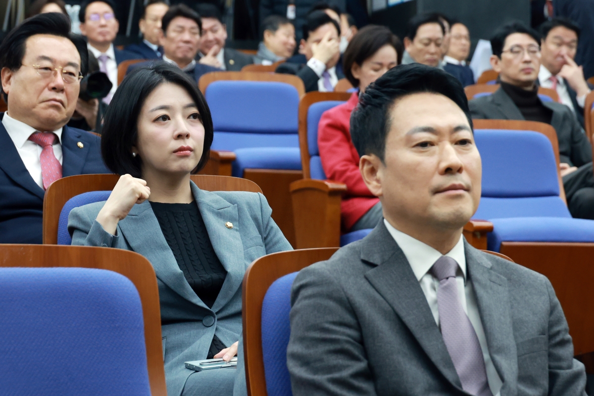 국민의힘 장동혁 대표와 배현진 의원이 지난 2월 23일 서울 여의도 국회에서 열린 의원총회에 참석하고 있다. 2026.02.23. 뉴시스