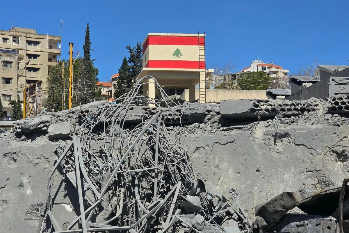 5일(현지시간) 레바논 남부 나바티 이스라엘 공습 현장에 레바논 국기가 보인다. 이스라엘은 이날 이란에 대한 새로운 공습을 시작했으며, 이란은 카타르와 바레인 등 걸프 국가에 대한 공격을 강화하면서 중동 전쟁이 지역 전체로 확산했다. 2026.3.5 나바티 AFP 연합뉴스