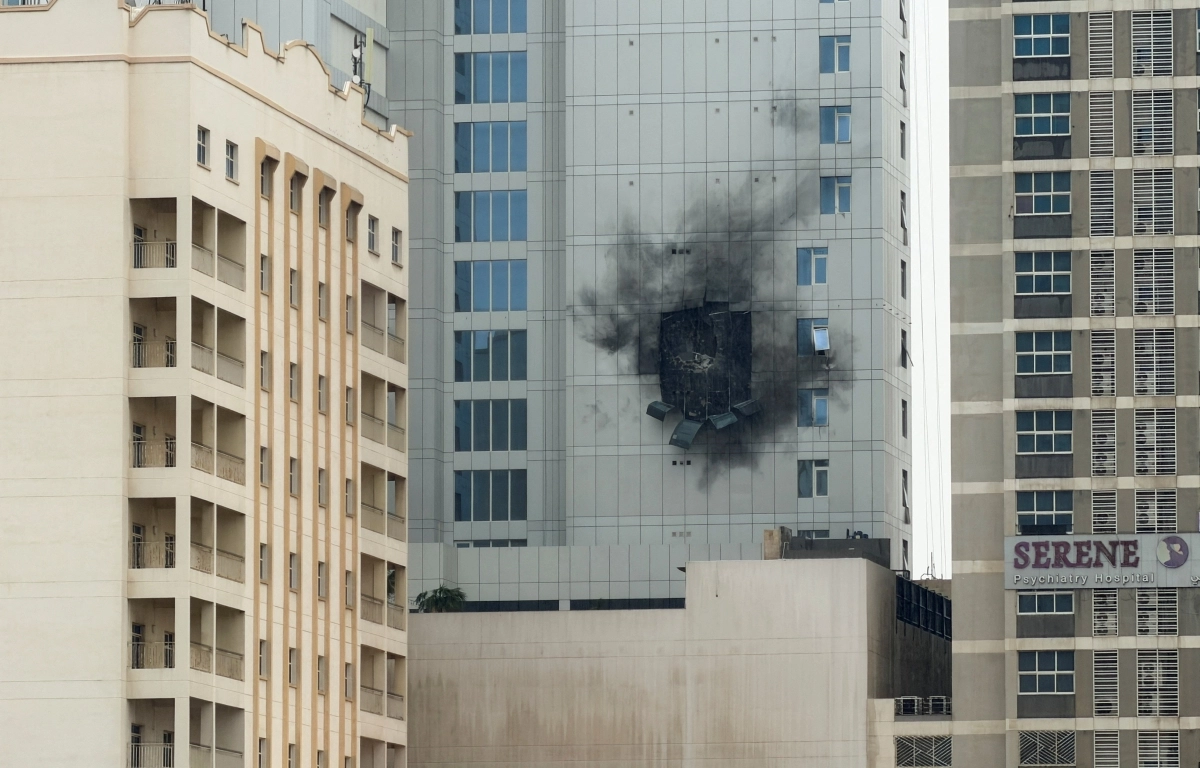 4일(현지시간) 바레인 주페어에 위치한 미 해군 제5함대 사령부 인근 건물이 이란 드론 공격으로 파손돼 있다. 2026.3.4 바레인 로이터 연합뉴스