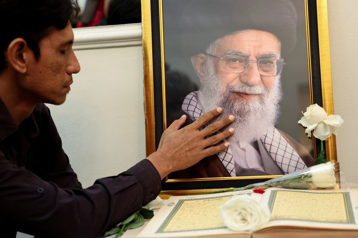 5일(현지시간) 인도네시아 자카르타에 있는 이란 대사관저에서 한 남성이 지난달 28일 미국과 이스라엘의 공습으로 사망한 이란 최고지도자 아야톨라 알리 하메네이를 위한 기도식에 참석해 조의를 표하고 있다. 2026.3.5 자카르타 로이터 연합뉴스