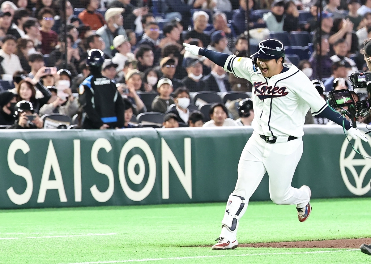 한국야구 대표팀의 문보경이 5일 일본 도쿄돔에서 열린 2026 WBC 조별리그 C조 1차전 체코와의 경기 1회에 만루홈런을 날린 뒤 두 팔을 벌려 홈으로 들어오고 있다. 대표팀은 미국 마이애미로 가자는 의미로 비행기 세리머니를 펼치고 있다. 한국은 홈런 4방을 터뜨리며 11-4로 승리했다. 도쿄 연합뉴스