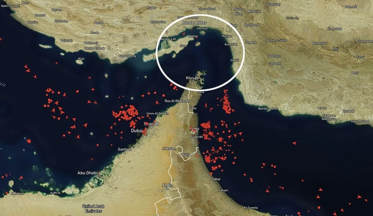 호르무즈 해협 봉쇄에 발 묶인 선박들