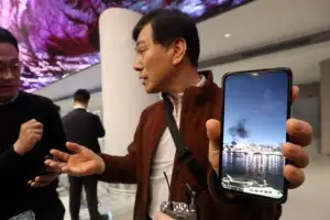 [포토] 두바이 현지 사진 보여주는 중동 여행객