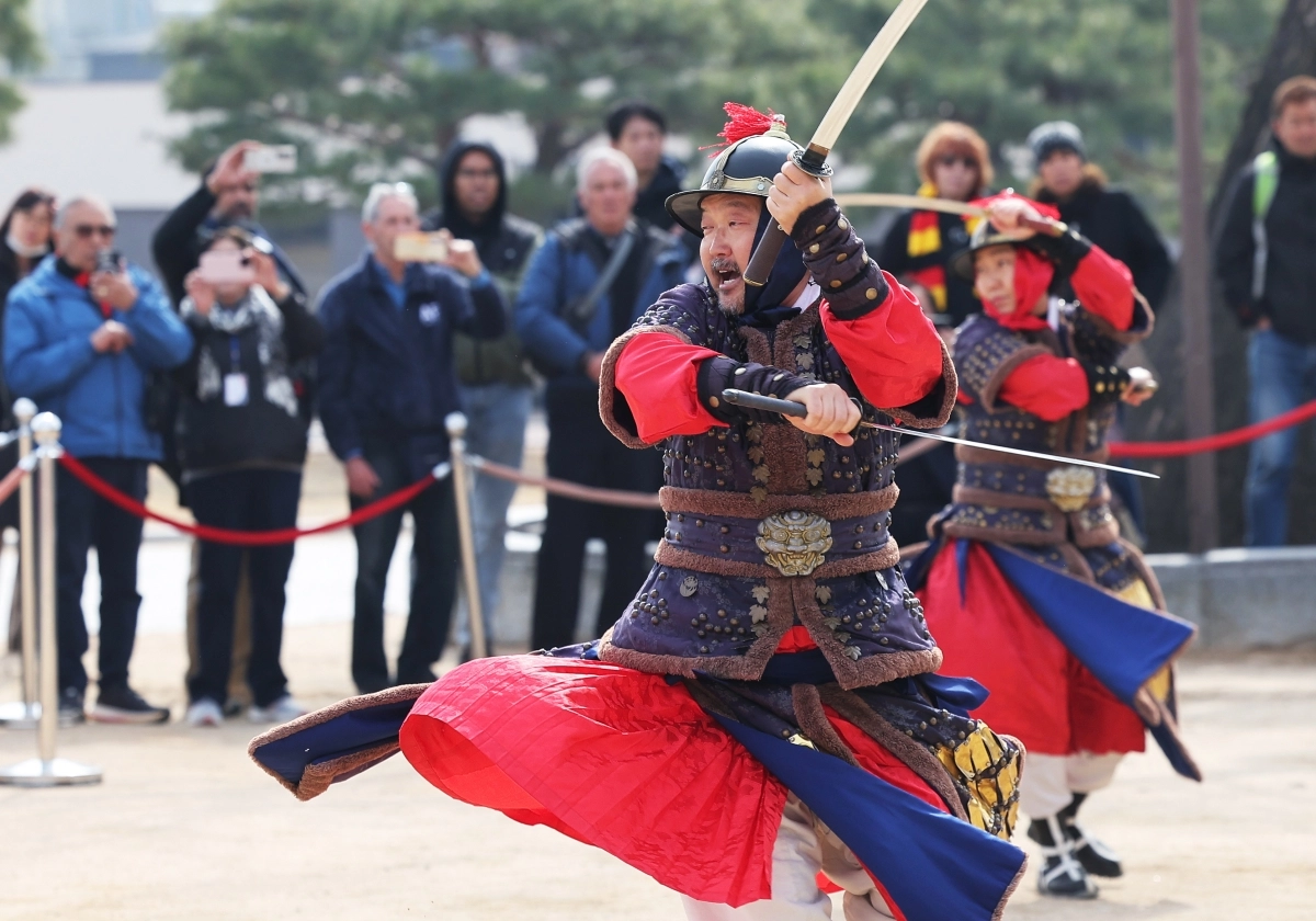수원 화성행궁 앞 무예24기 시범공연