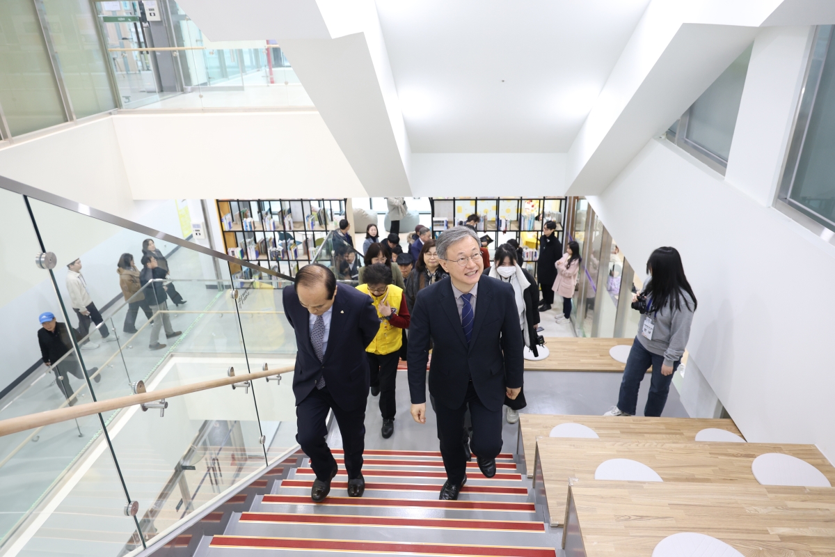 장인홍(앞줄 오른쪽)  구로구청장이 지난달 구로문화누리 개관식에서 시설을 둘러보고 있다. 구로구 제공