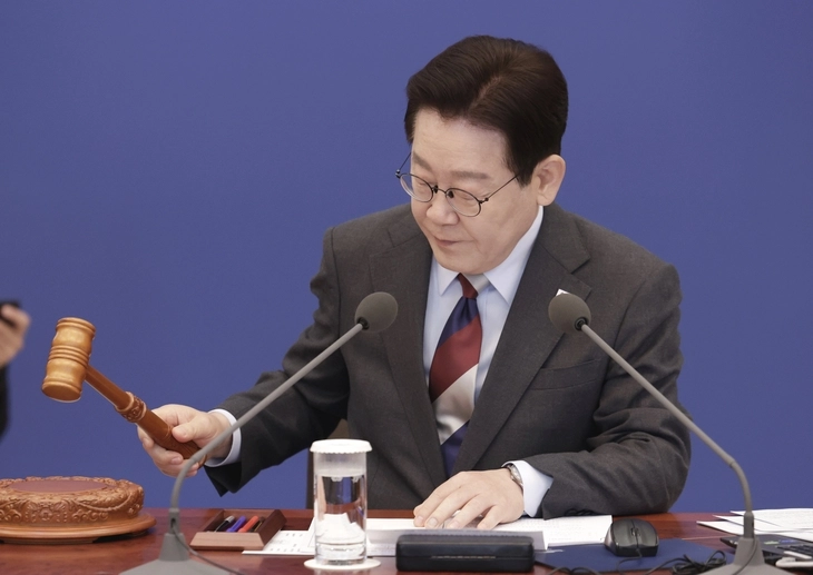 이재명 대통령이 5일 청와대에서 열린 임시 국무회의에서 의사봉을 두드리며 개회 선언을 하고 있다.  뉴시스