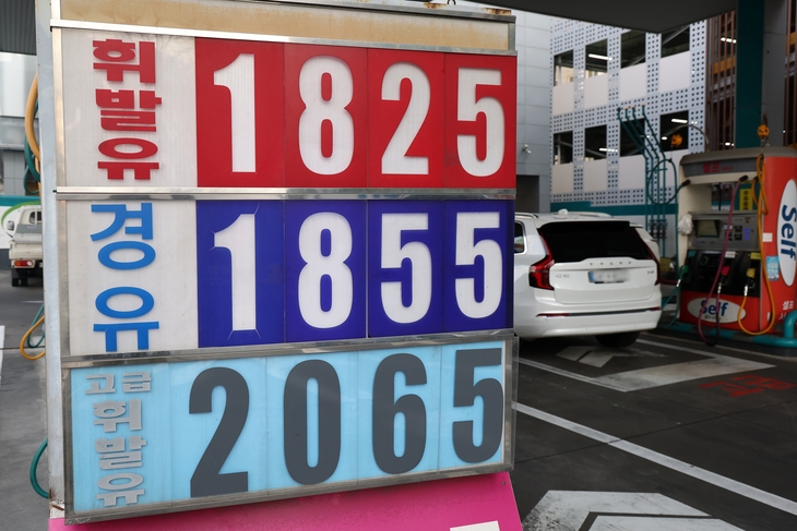 미국과 이스라엘의 이란 공습 여파로 국내 주유소 휘발유·경유 가격이 가파르게 오르고 있다. 사진은 5일 서울의 한 주유소에 표시된 유류 가격. 연합뉴스