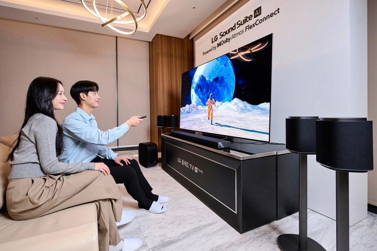 LG전자가 5일 신개념 프리미엄 홈 오디오 시스템 ‘LG 사운드 스위트’를 출시했다. 사진은 모델들이 제품을 체험하는 모습. LG전자 제공