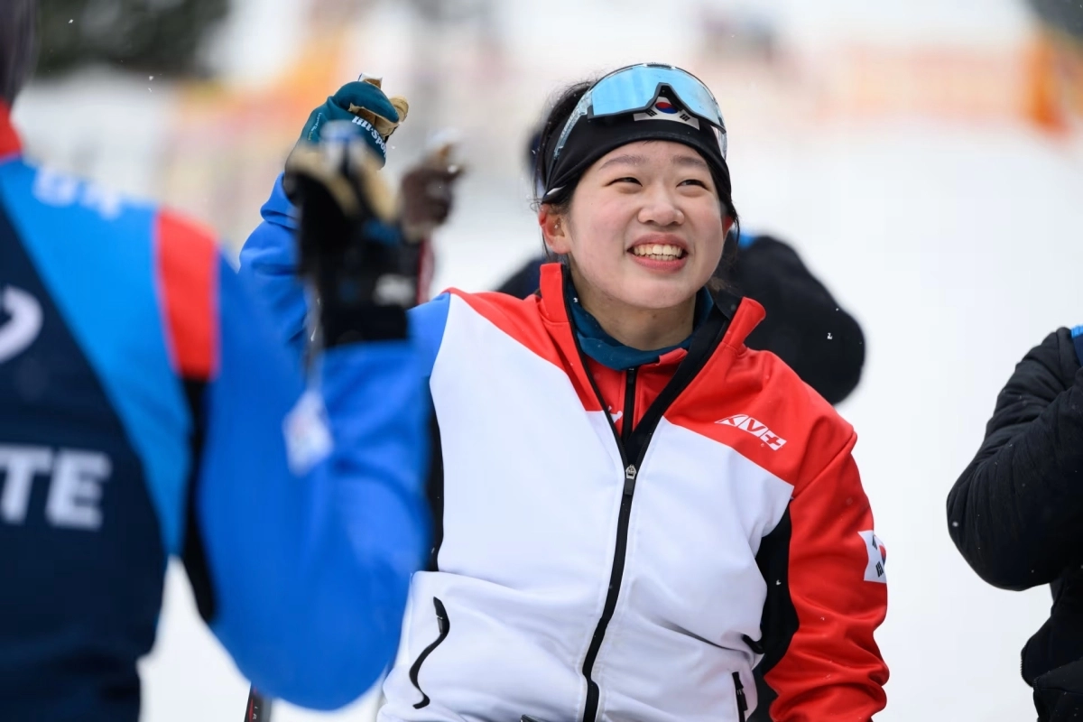 노르딕스키 김윤지가 2025 FIS 노르딕스키 세계선수권대회 여자 스프린트 1㎞ 클래식 좌식에서 우승한 뒤 환호하고 있다. 대한장애인체육회 제공