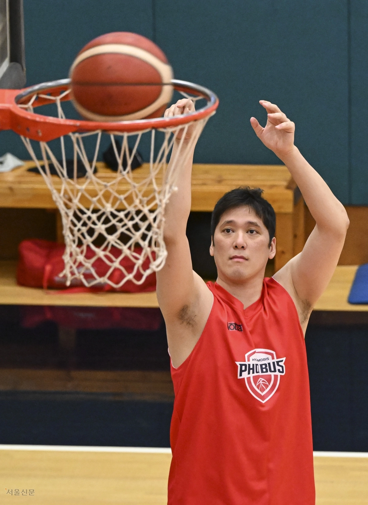 함지훈이 체육관에서 슛 연습을 하는 모습. 이지훈 기자