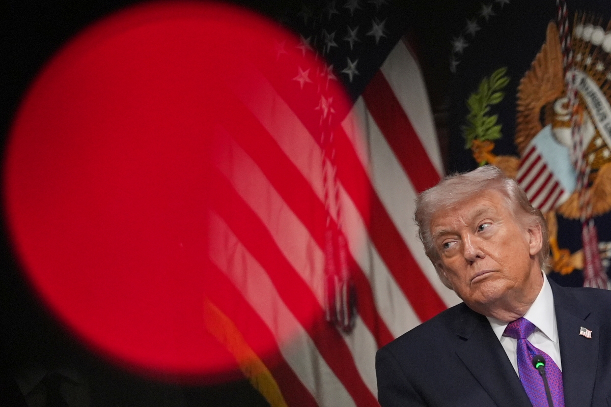 도널드 트럼프 미국 대통령이 4일(현지시간) 백악관 아이젠하워 행정관청사 안디언 조약 회의실에서 열린 납세자보호서약 관련 행사에 참석하고 있다. 2026.3.4 워싱턴 AP 연합뉴스