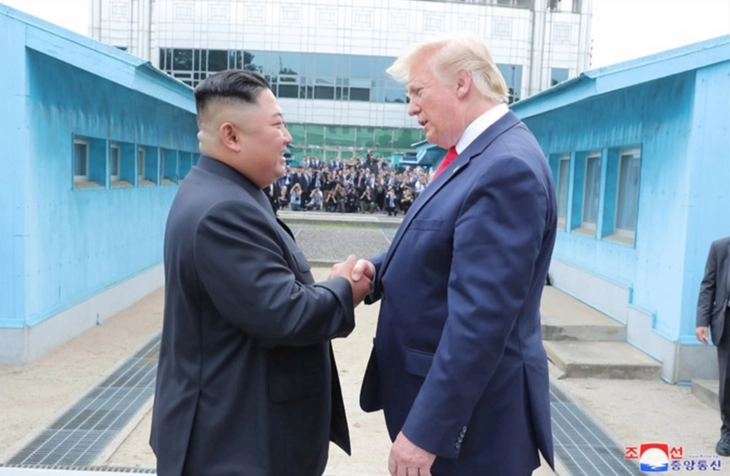 북녘 땅에서 손 맞잡은 북미 정상