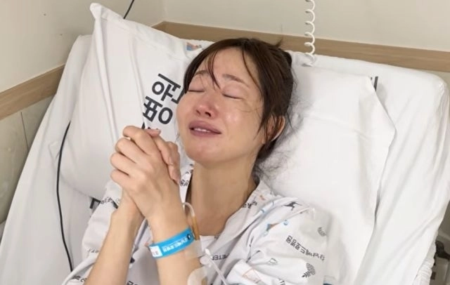 배우 엄지원이 발목 골절로 긴급 수술을 받았던 당시 상황을 공개했다. 유튜브 채널 ‘엄지원’ 캡처)