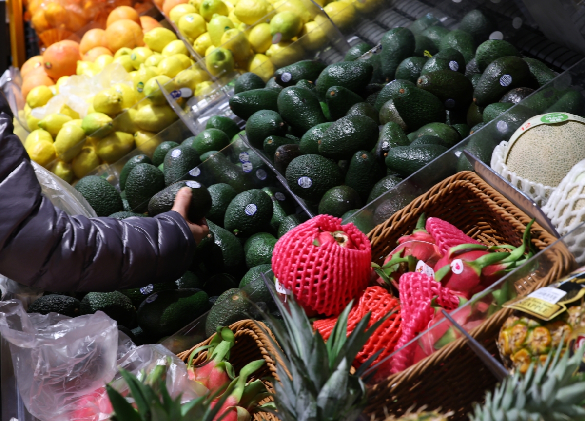 [서울=뉴시스] 최진석 기자 = 1일 서울 시내의 한 마트에 수입과일이 진열되어 있다. 2026.03.01. myjs@newsis.com   <저작권자ⓒ 공감언론 뉴시스통신사. 무단전재-재배포 금지.>