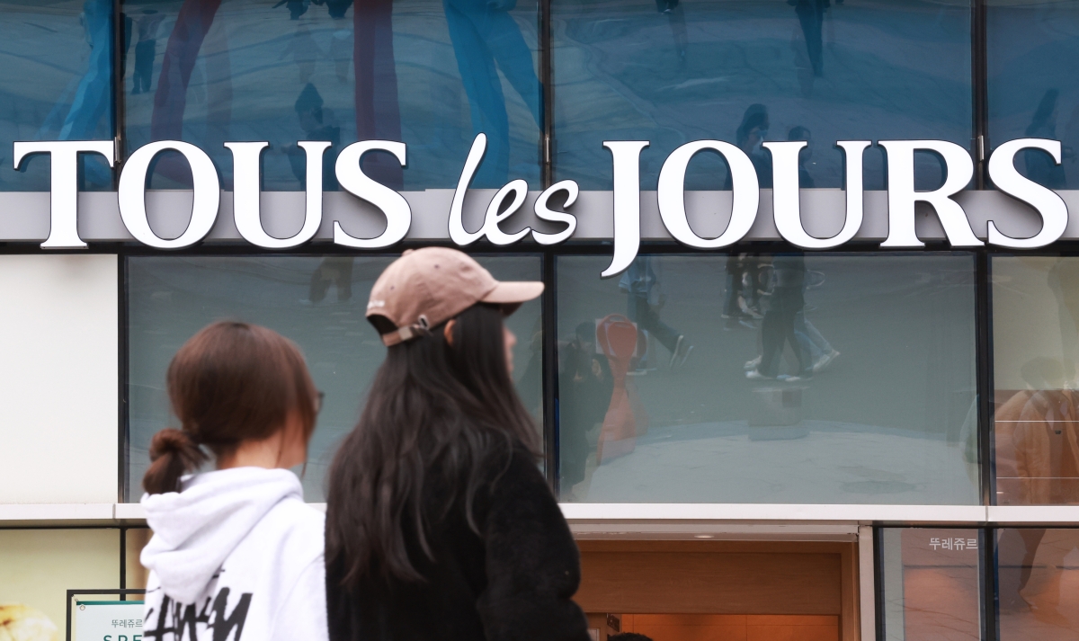 국내 대표 제빵 프랜차이즈인 뚜레쥬르와 파리바게뜨가 빵과 케이크 등 일부 제품 가격을 인하하기로 했다. CJ푸드빌이 운영하는 뚜레쥬르는 빵과 케이크 등 17종의 공급가를 평균 8.2% 내린다고 밝혔다. 파리바게뜨도 빵과 케이크 등 제품 11종의 가격을 다음달 13일부터 인하한다. 사진은 27일 서울의 한 뚜레쥬르 매장 모습. 2026. 2. 27. 연합뉴스