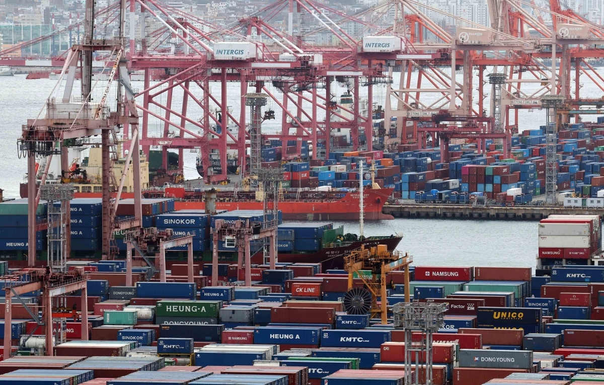 부산 남구 신선대(사진 아래) 및 감만(위) 부두 야적장에 수출입 컨테이너가 쌓여 있다. 부산 뉴시스