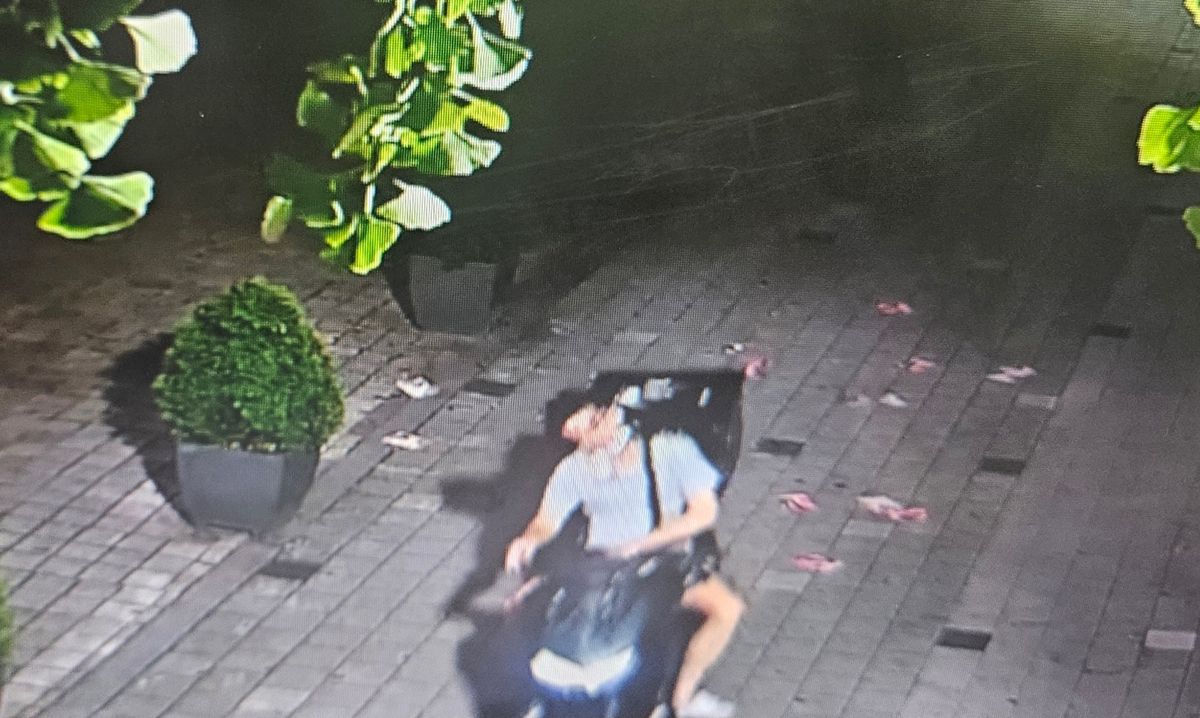 전단지 살포 일당이 서울 강남 일대에 ‘셔츠룸’ 등 선정적인 문구가 적힌 불법 전단지를 뿌리고 있다. 서울경찰청 제공