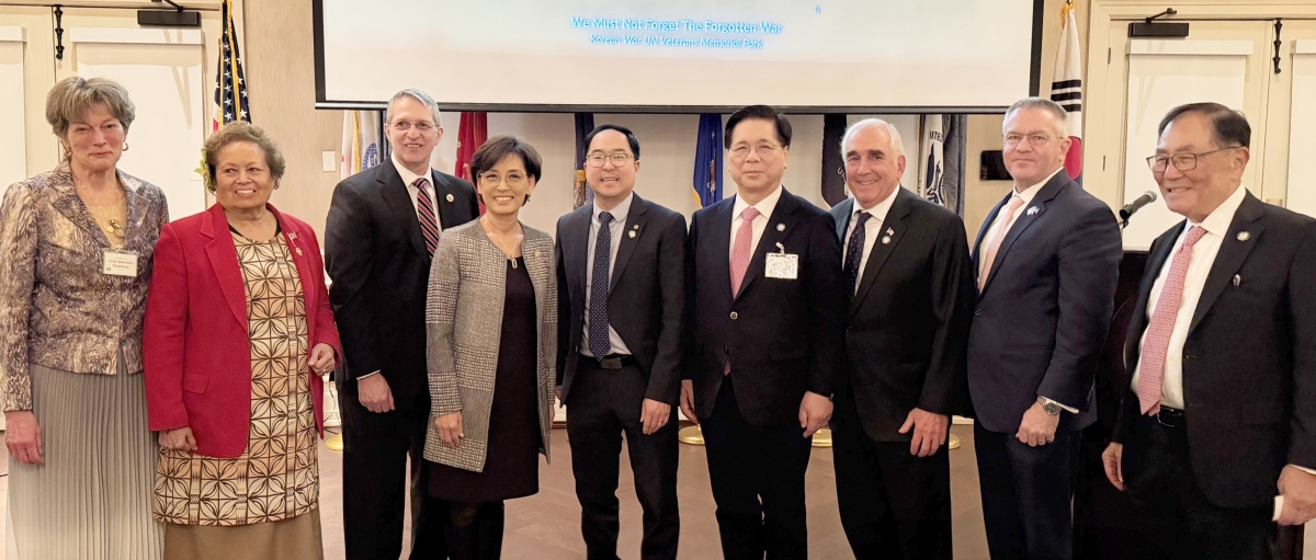 이영훈(오른쪽 네 번째) 목사와 주한미군사령관이었던 존 틸럴리(오른쪽 세 번째)한국전 참전용사 기념재단 이사장 등 참석자들이 기념사진을 찍고 있다. 왼쪽부터 캐서린 스티브슨 전 주한대사, 아마타 라드와겐 미국령 사모아 대사, 존 바트럼 보건국 보건차관, 영김 캘리포니아 주 하원의원, 앤디 김 뉴저지 주 상원의원, 이영훈 목사, 존 틸럴리 이사장, 한 사람 건너 박선근 회장이다. 여의도순복음교회 제공.