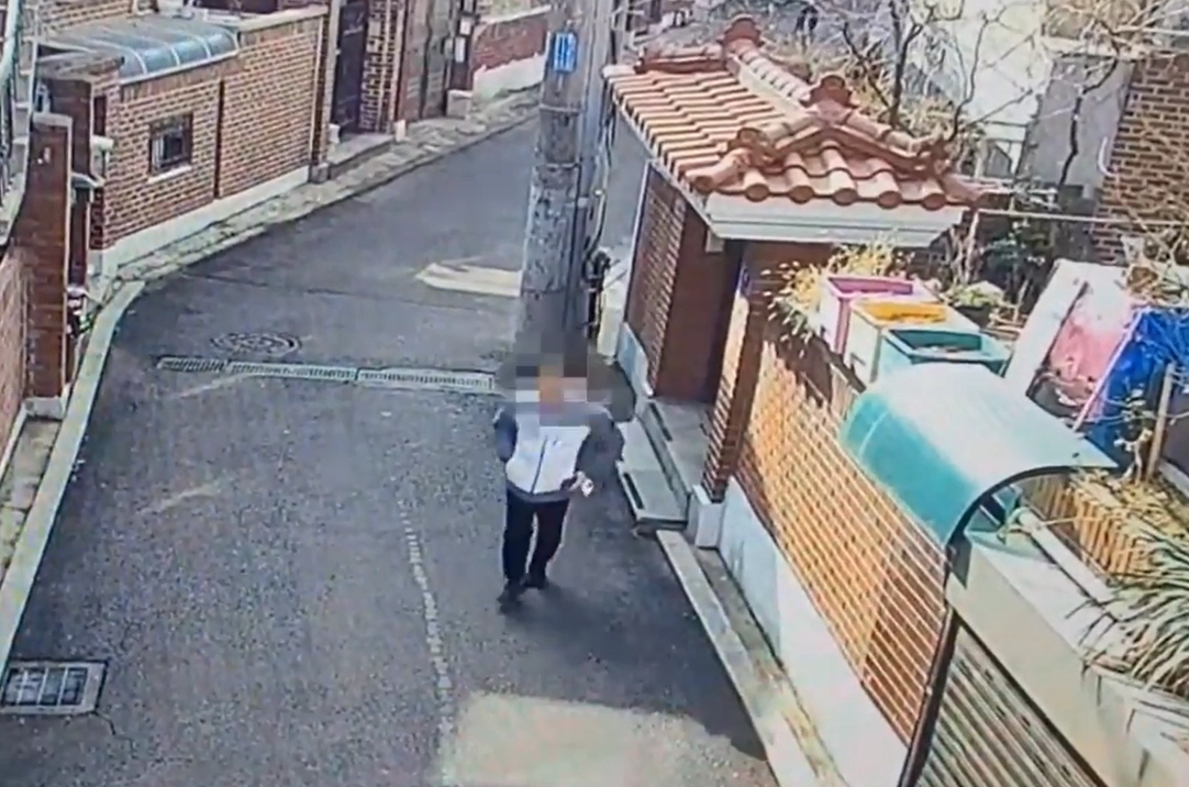 구청 직원을 사칭해 독거노인들의 현금을 훔친 40대 남성이 달아나고 있다. 종암경찰서 제공