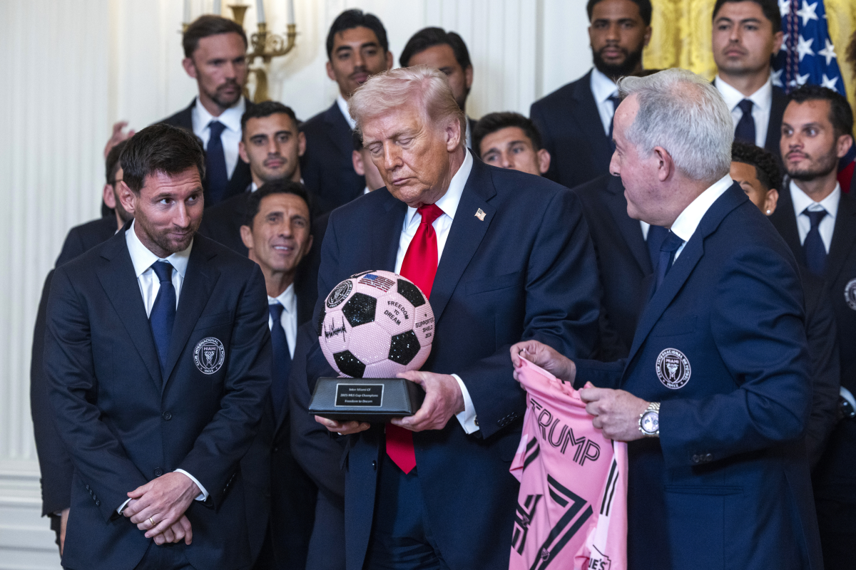 5일(현지시간) 백악관 이스트룸에서 열린 행사에서 미국 대통령 도널드 트럼프(가운데)는 메이저리그 사커 챔피언 인터 마이애미 CF를 환영하고 있다. 인터 마이애미 공격수 리오넬 메시(왼쪽)와 구단주 호르헤 마스(오른쪽)가 트럼프 대통령에게 선물을 전달하고 있다. 워싱턴 DC EPA 연합뉴스