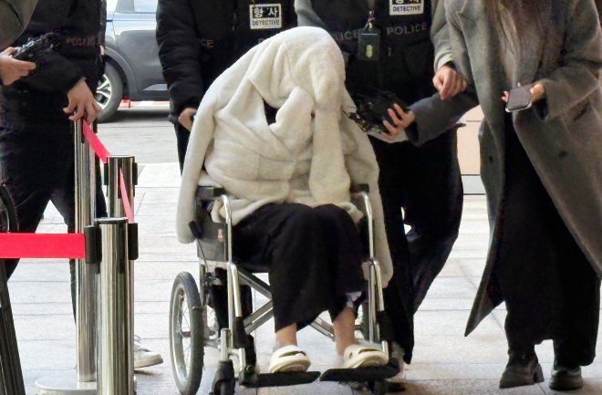 약물을 투약한 상태로 차량을 몰다 반포대교 난간을 뚫고 추락한 30대 여성 A씨가 지난달 27일 서울서부지법에서 열린 구속 전 피의자 심문(영장실질심사)에 휠체어를 타고 출석하고 있다. 뉴스1