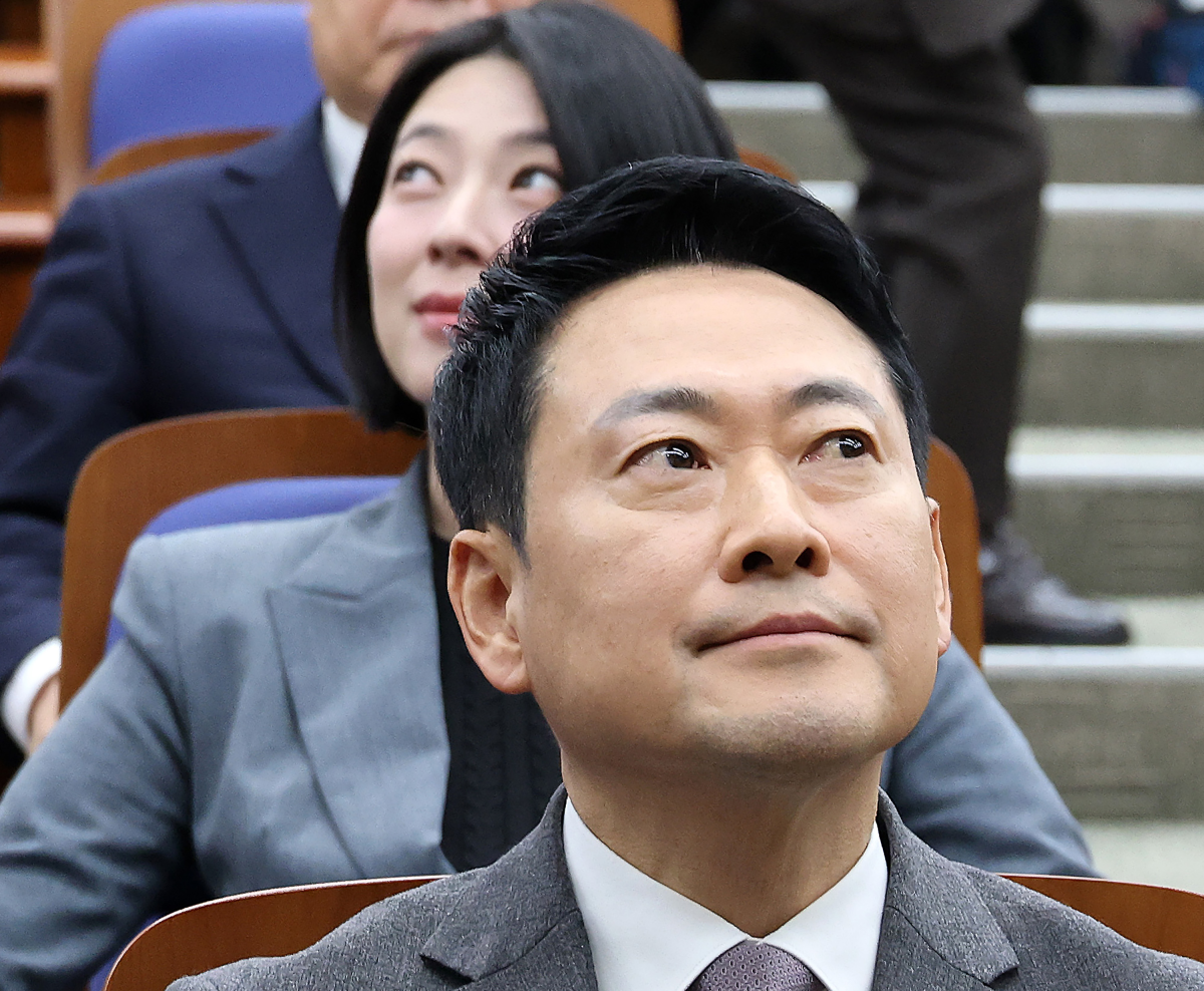 국민의힘 장동혁 대표(앞)와 배현진 의원이 23일 국회에서 열린 의원총회에서 앞뒤로 나란히 앉아 서로 다른 곳을 바라보고 있다. 연합뉴스
