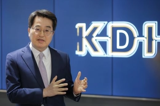 5일 김동연 경기도지사가 세종시 한국개발연구원에서 열린 재정사업평가 분과위원회 참석을 마치고 내용을 설명하고 있다. (경기도 제공)