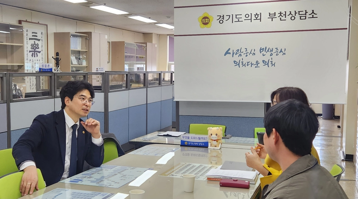 박상현 의원이 5일 부천상담소에서 부천시 노인복지과 정영미 팀장 및 담당 주무관과 공공 일자리 사업을 활용한 도서관 운영 시간 확대 방안을 논의하고 있다.(사진=경기도의회)