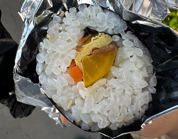 지난해 탐라문화제에서 4000원에 팔렸던 부실 김밥. 출처 보배드림