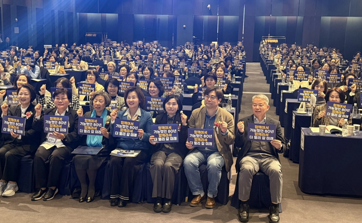 경기도간호사회 80주년 기념식에서 황세주 의원이 손펫말을 들고 참석자들과 함께 단체 기념촬영을 하고 있다.(사진=경기도의회)