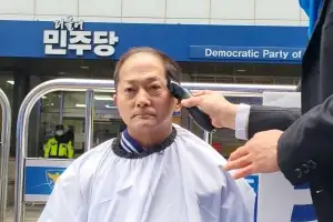 이재준 전 고양시장, 민주당 복당 불허에 삭발