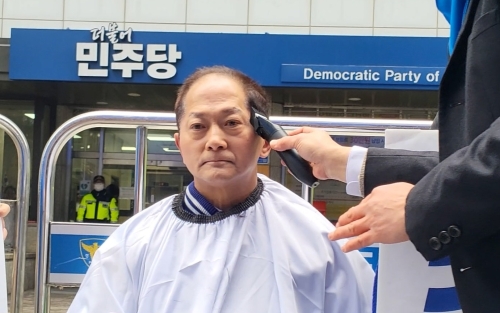 복당 불허에 반발하며 삭발중인 이재준 전 고양시장