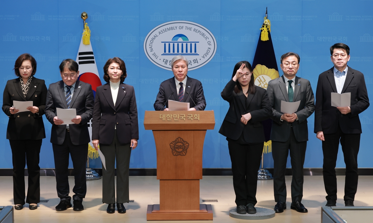 서왕진 조국혁신당 원내대표가 지난달 25일 국회 소통관에서 정부가 재입법예고한 중수청·공소청 설치법 수정안이 ‘검찰 기득권의 완전한 해체’에 미치지 못한다며 국회에 제출하기 이전에 전면 수정할 것을 촉구하고 있다. 연합뉴스