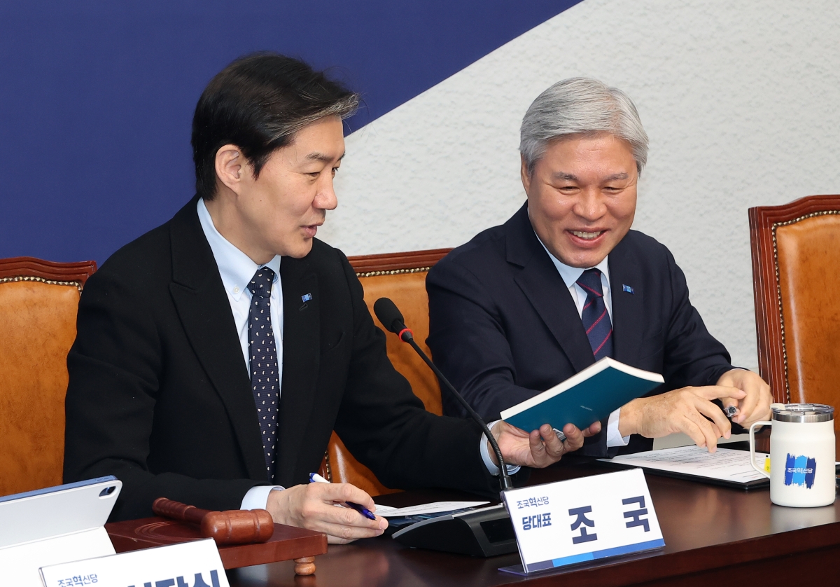 조국 조국혁신당 대표와 서왕진 조국혁신당 원내대표가 지난 5일 국회에서 열린 최고위원회의에서 ‘김대중 어록집 : 통찰과 지혜’ 책에 대한 대화를 나누고 있다. 연합뉴스