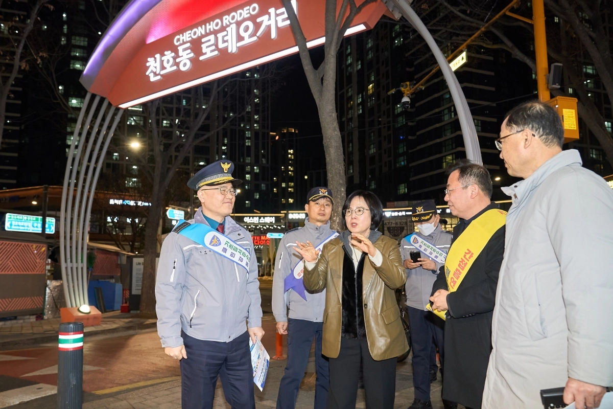 이수희(왼쪽 세번째) 강동구청장이 지난달 26일 천호동 로데오거리에서  민·관·경 합동 통학로 정비 캠페인을 벌이고 있다. 강동구 제공