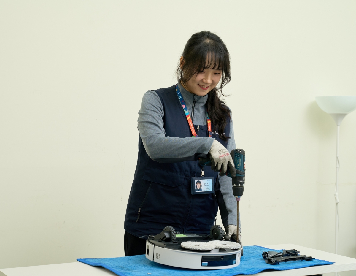 삼성전자서비스 여수 가전서비스센터 소속 황인혜 프로가 로봇청소기를 수리하고 있다. 삼성전자서비스 제공