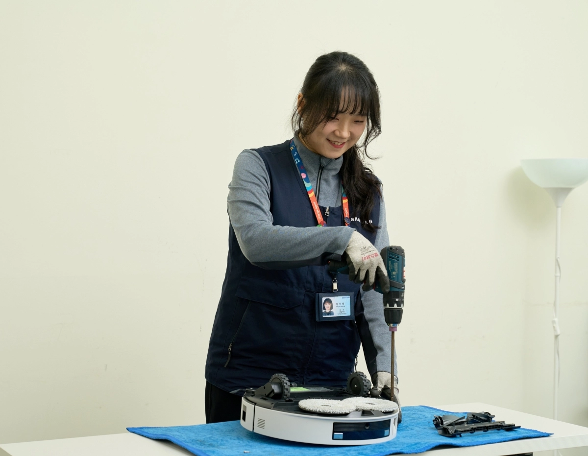 삼성전자서비스 여수 가전서비스센터 소속 황인혜 프로가 로봇청소기를 수리하고 있다. 삼성전자서비스 제공