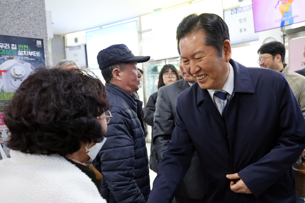 정청래 더불어민주당 대표가 6일 전남 영광 터미널을 찾아 군민들과 인사하고 있다. 영광 연합뉴스
