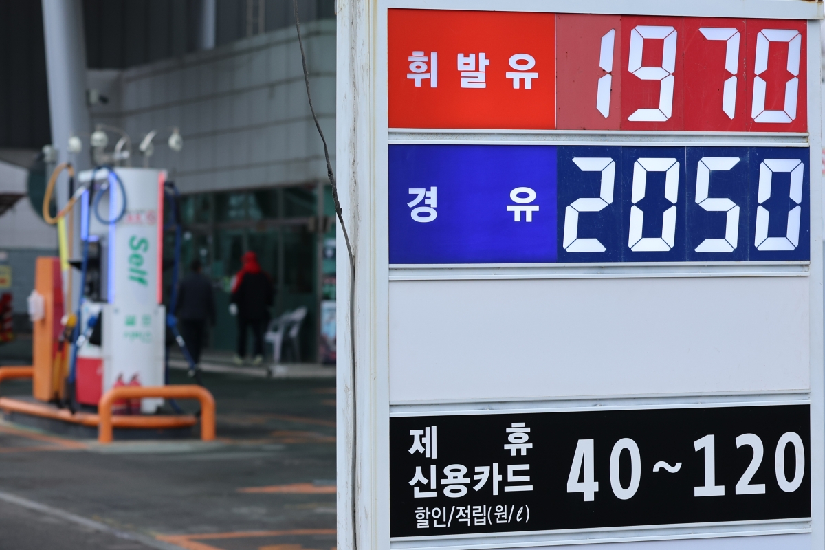 서울 주유소 기름값 1천900원대 진입…경유 가격, 휘발유 추월