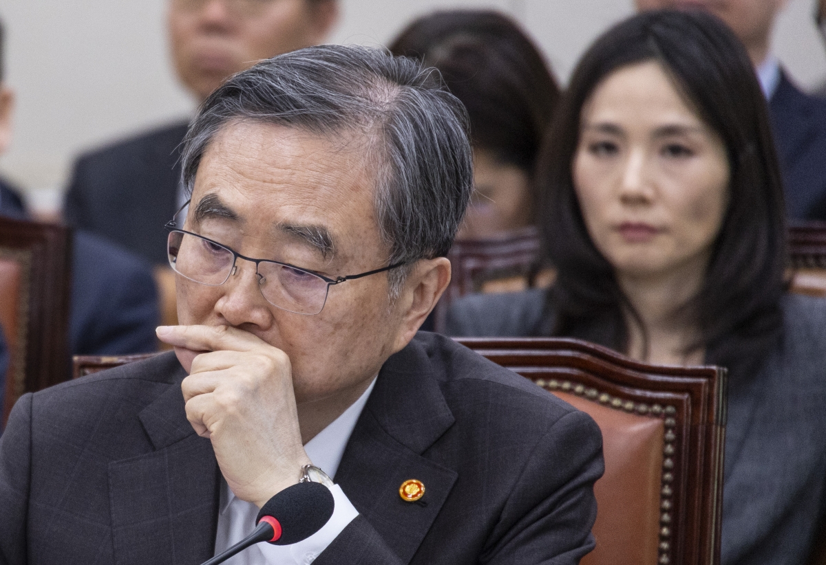 조현 외교부 장관이 6일 국회에서 열린 외교통일위원회 전체 회의에 출석해 중동 사태 관련 국민 보호 관련 질의를 듣던 도중 생각에 잠겨 있다. 2026.3.6. 연합뉴스