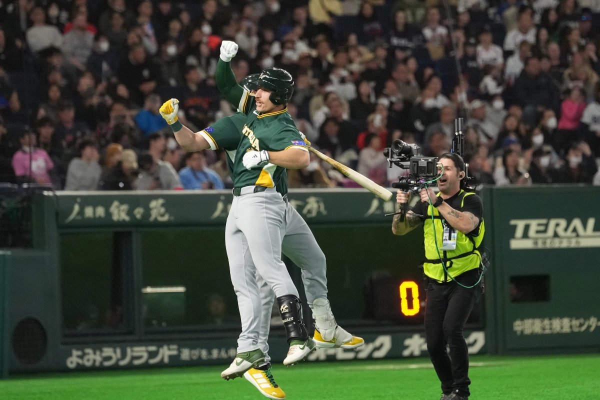 호주 대표팀의 포수 알렉스 홀이 6일 일본 도쿄돔에서 열린 체코와의 WBC 조별리그 C조 2차전에서 9회 달아나는 1점 홈런을 치고 홈으로 들어온 뒤 동료와 세리머니를 하고 있다. 도쿄 AP 연합뉴스